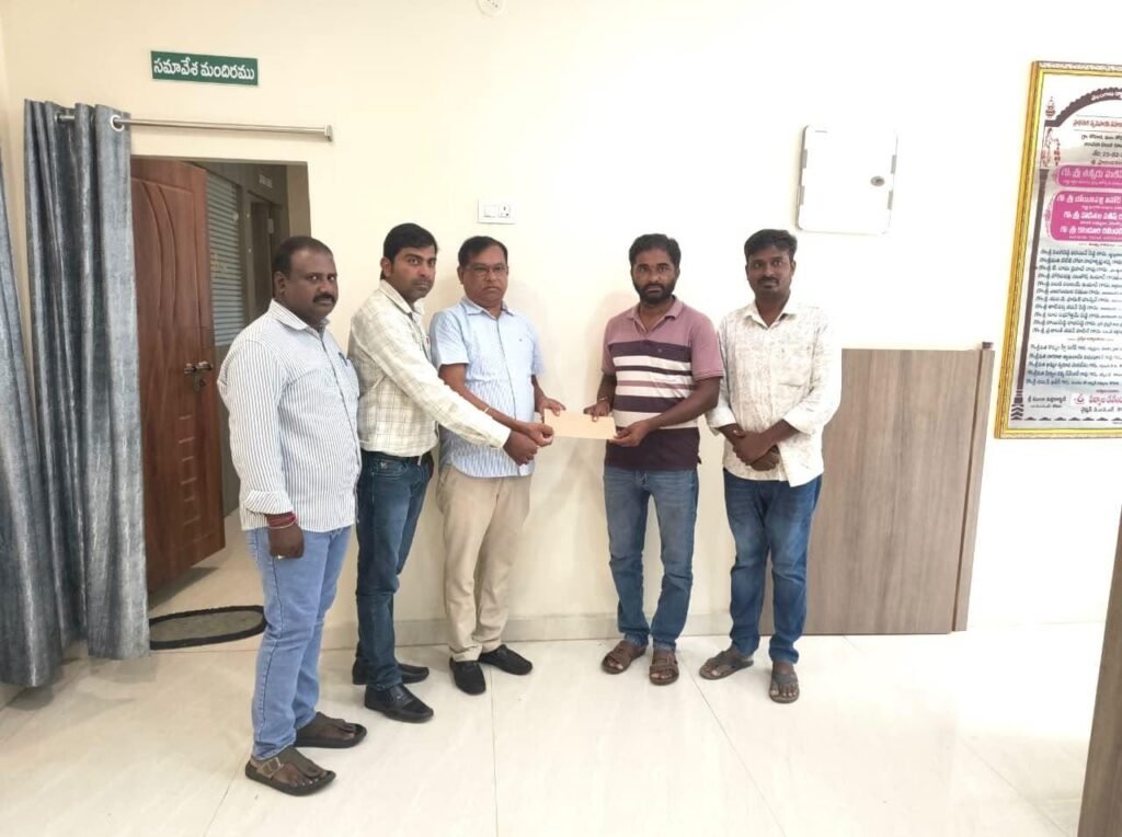 ప్రమాద బీమా చెక్కు పంపిణీ