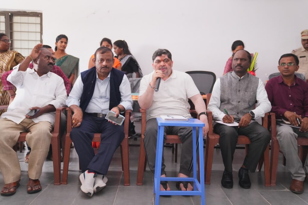 శాతవాహన ఇంజినీరింగ్‌ కళాశాలలో మంత్రి పొన్నం ప్రభాకర్‌ ఆకస్మిక తనిఖీ