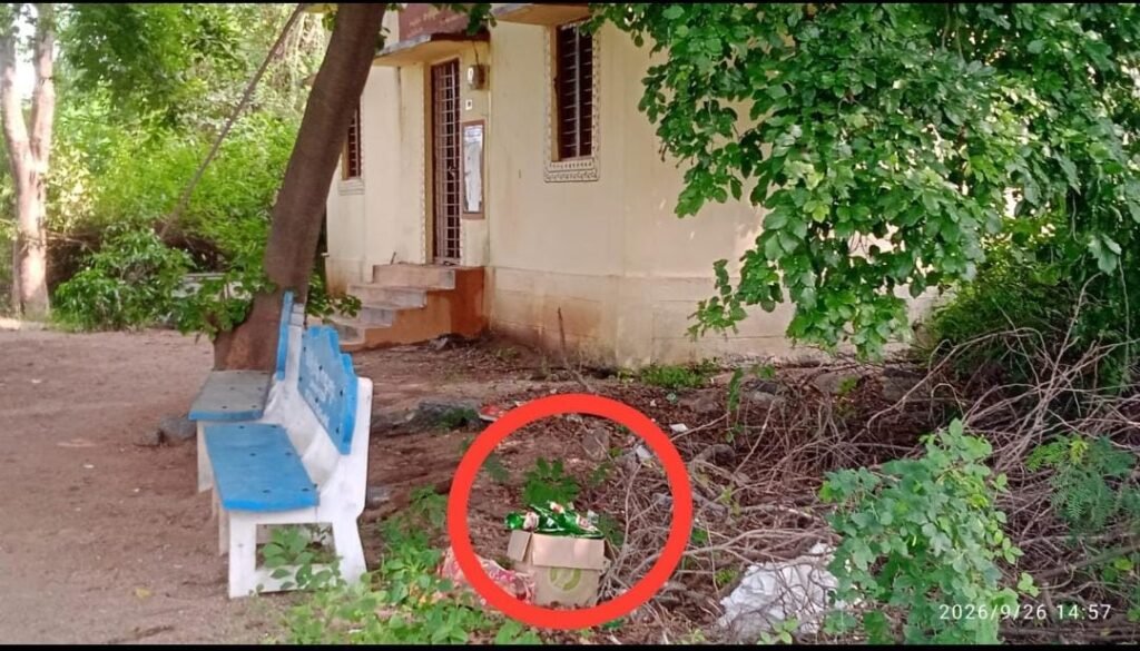 పల్లె దవాఖాన వద్ద మద్యం సేవిస్తున్న వారితో ఇబ్బందులు