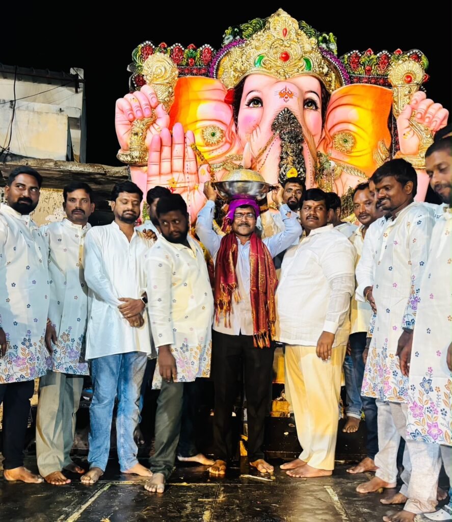 లడ్డూ గ్రహీతకు సన్మానం.. భక్తులకు ప్రసాదం అందజేత