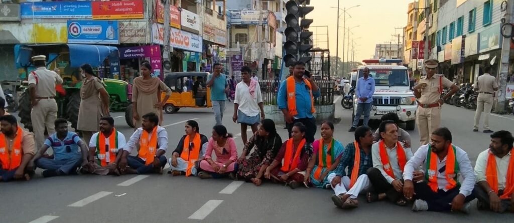 హిందూ దేవుళ్లపై సీఎం వ్యాఖ్యలను ఖండిస్తూ బీజేపీ నిరసన
