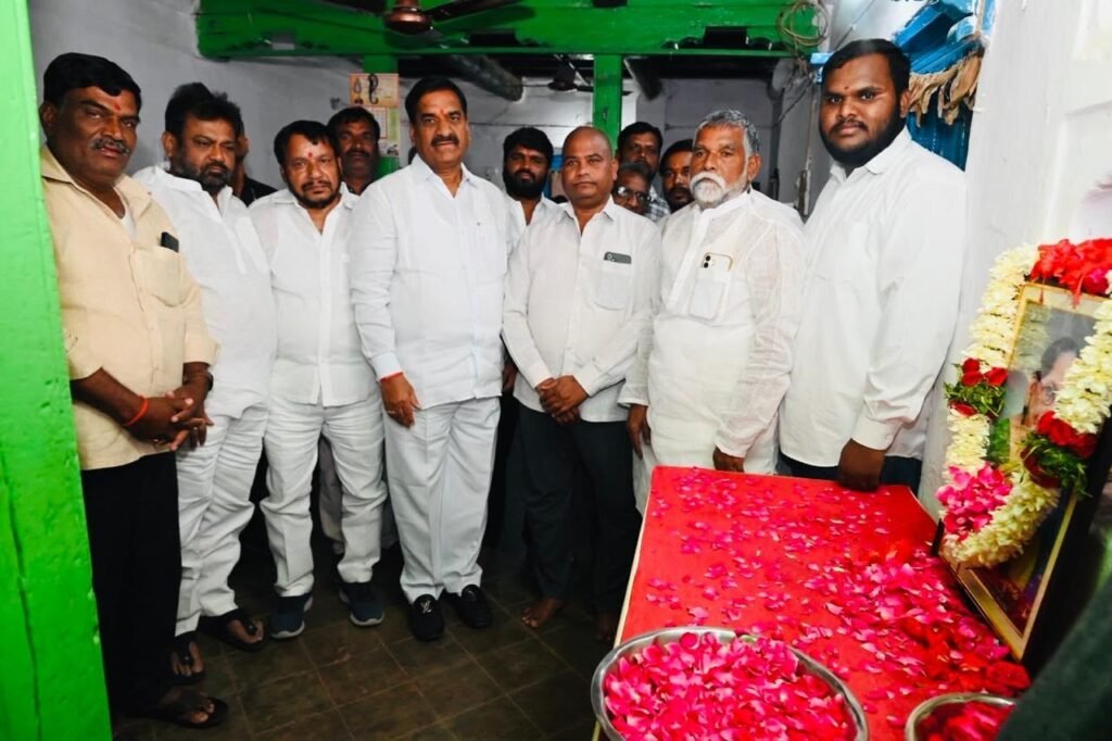 ఉప్పల అంజమ్మ చిత్రపటానికి ఎమ్మెల్యే మల్‌రెడ్డి రంగారెడ్డి నివాళులు