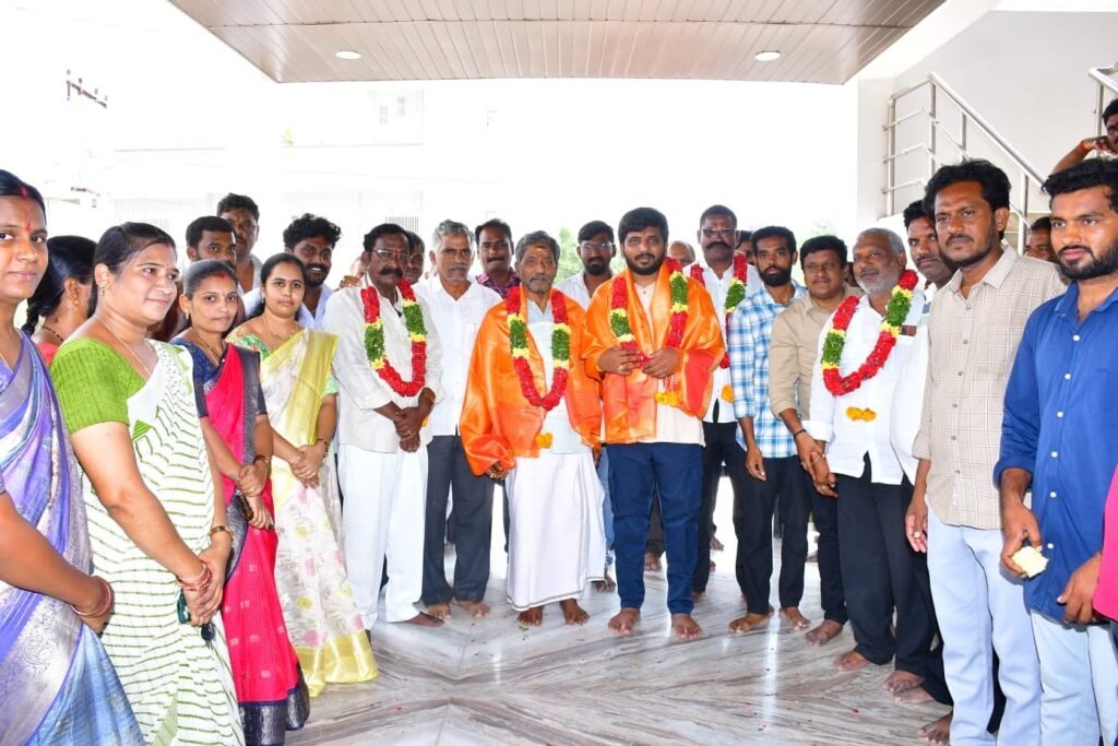 వైఎస్సార్‌సీపీ నాయకులతో కార్పొరేటర్‌ అభ్యర్థుల మర్యాదపూర్వక భేటీ