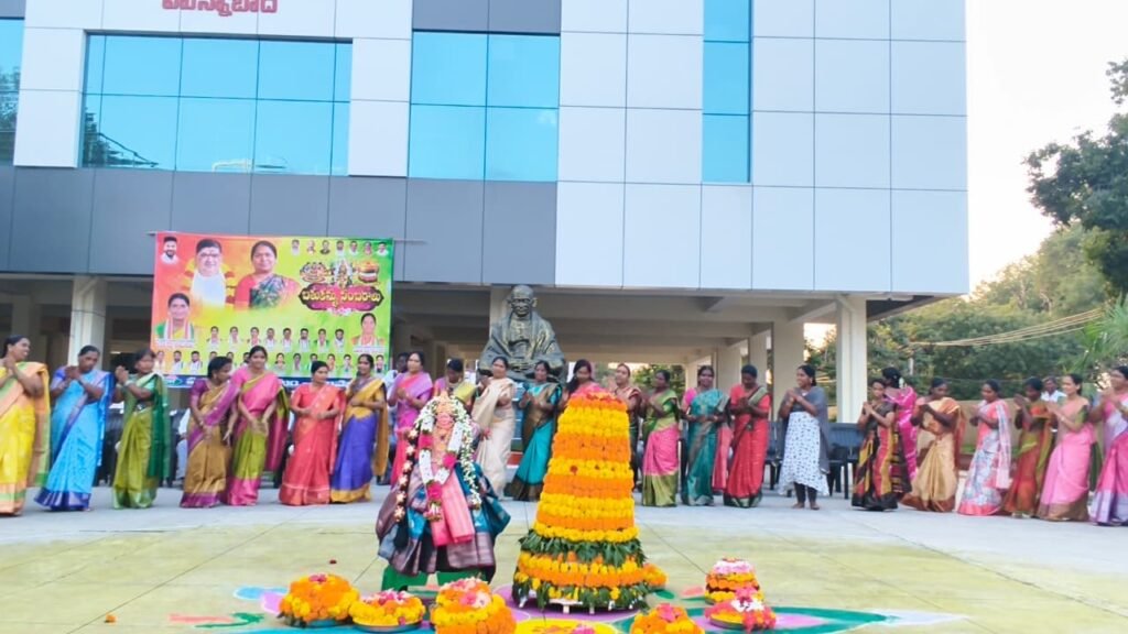పురపాలక సంఘంలో ముందస్తు బతుకమ్మ సంబరాలు