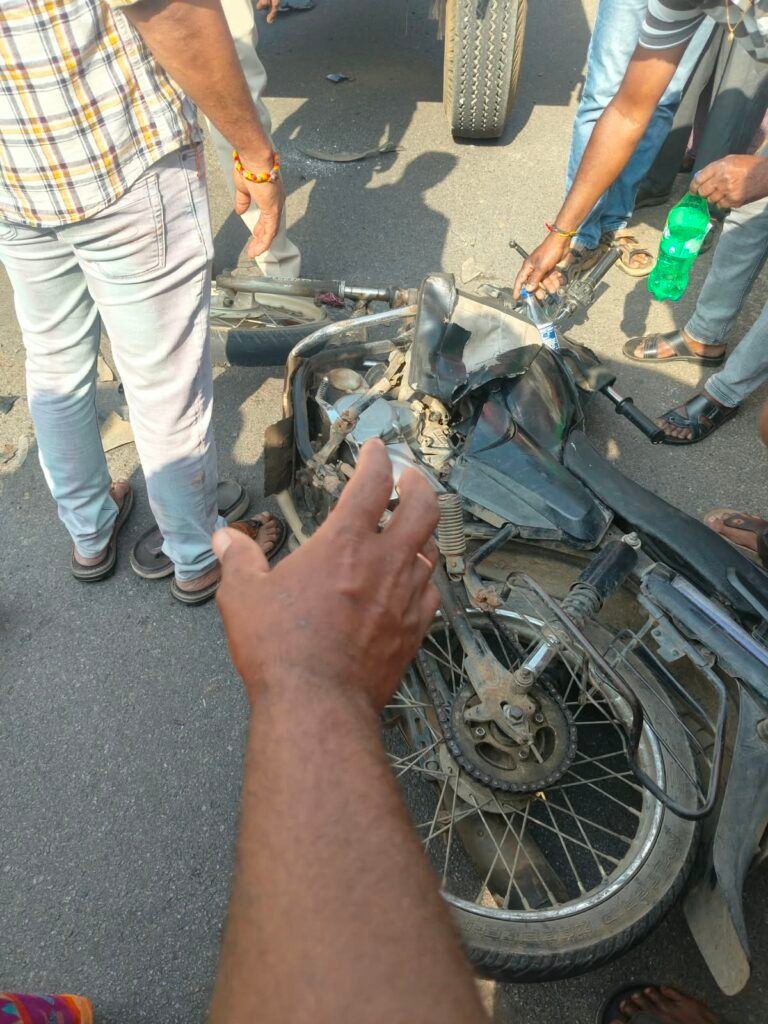 హుస్నాబాద్‌లో ఘోర రోడ్డు ప్రమాదం.. ఇద్దరు యువకులు మృతి