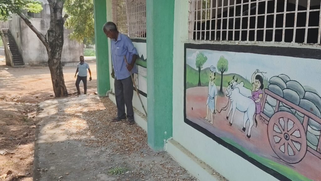 రైతు వేదికలో కోతుల హల్‌చల్‌