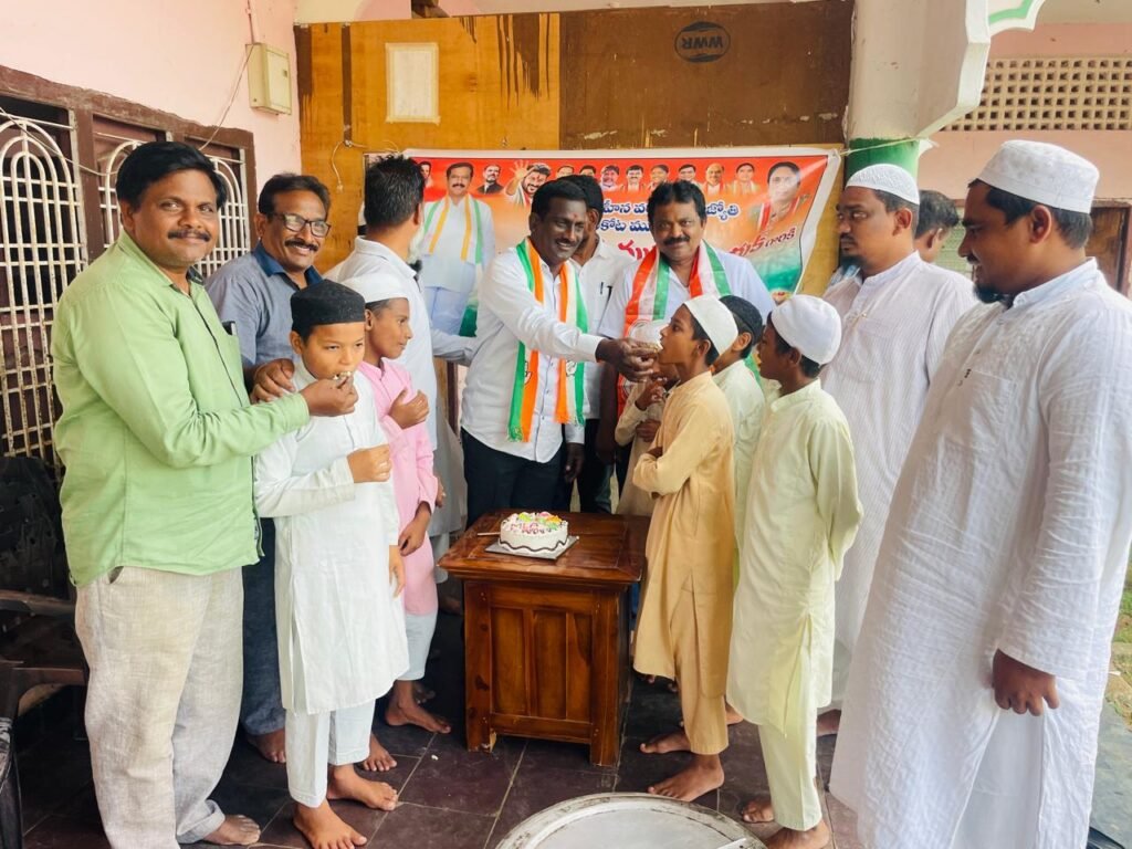 అనాథ పిల్లల సమక్షంలో ఎమ్మెల్యే జన్మదిన వేడుకలు