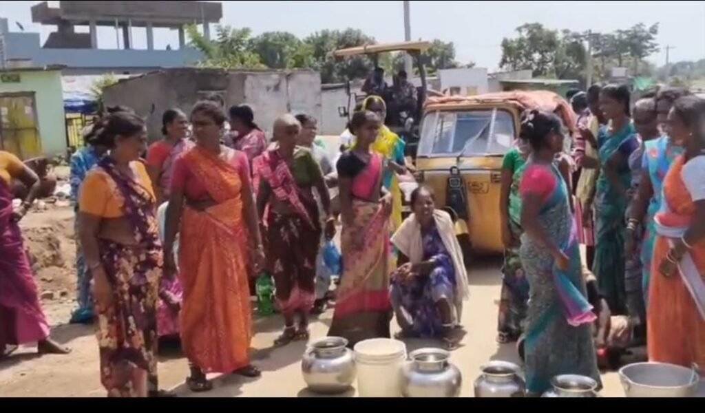 తాగునీటి కోసం ఖాళీ బిందెలతో ధర్నా