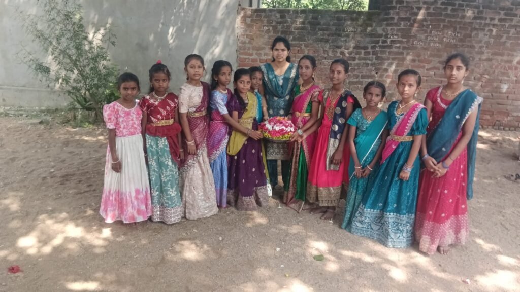 చిన్నారుల ఆటపాటలతో బతుకమ్మ సంబరాలు