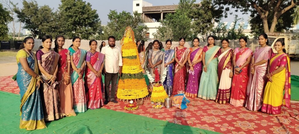మాంటిస్సోరిలో ముందస్తు బతుకమ్మ సంబరాలు