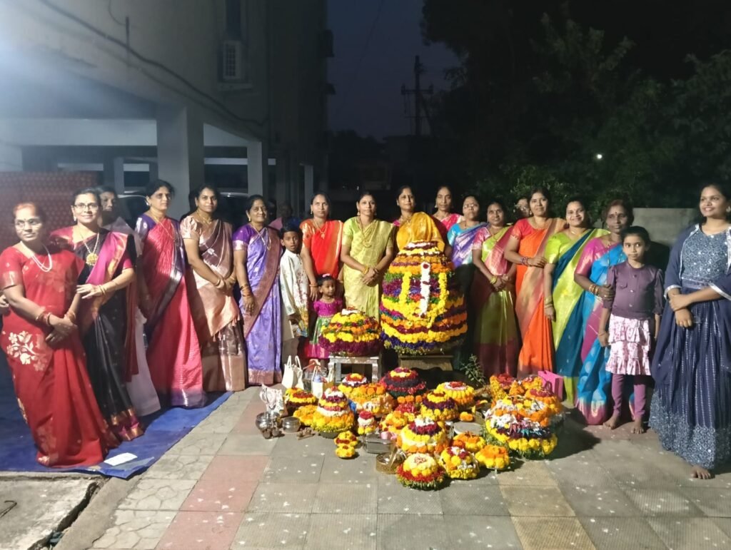 ఎస్వీ టవర్స్‌లో ఘనంగా బతుకమ్మ సంబరాలు.. పూల పండుగలో మహిళల సందడి!