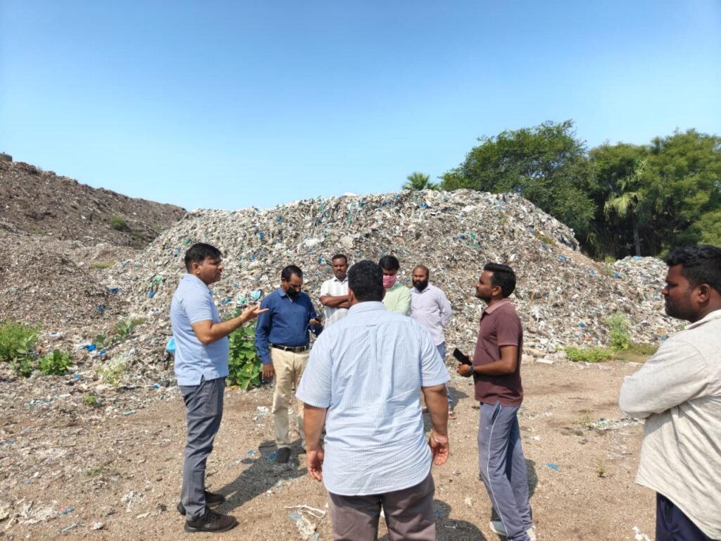 డంపింగ్‌ యార్డులో మంటలు, పొగపై కమిషనర్‌ పరిశీలన