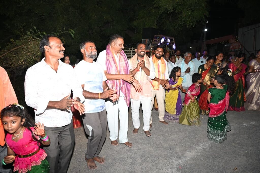 బొమ్మకల్‌లో ఘనంగా సద్దుల బతుకమ్మ వేడుకలు