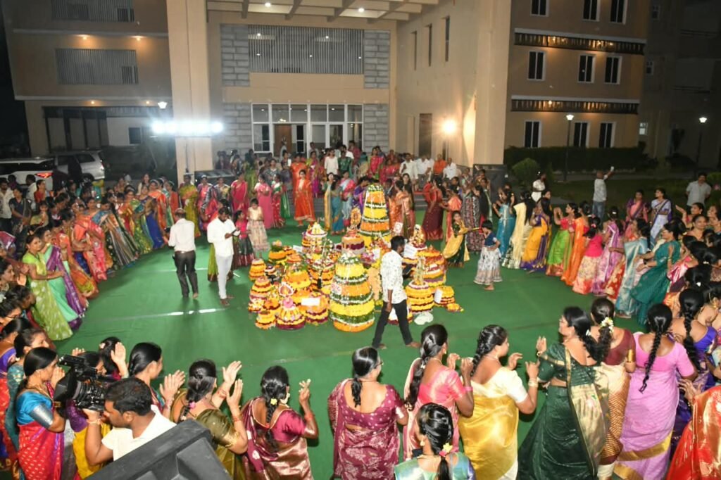 ఉద్యోగులతో కలిసి బతుకమ్మ ఆడిన కలెక్టర్‌ చిత్రా మిశ్రా