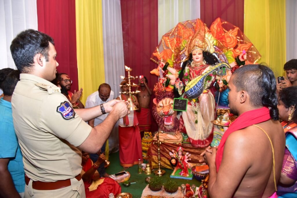 దేవి శరన్నవరాత్రి మండపాలను సందర్శించిన పోలీస్‌ కమిషనర్‌ గౌష్‌ ఆలం