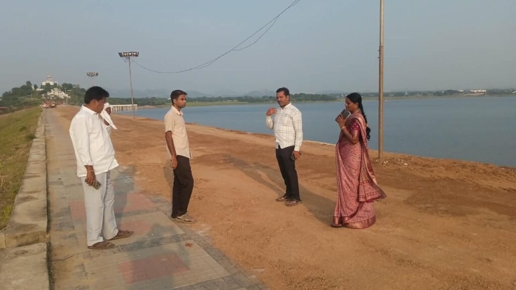 బతుకమ్మ ఏర్పాట్లను పర్యవేక్షించిన మున్సిపల్‌ చైర్‌పర్సన్‌, కమిషనర్‌