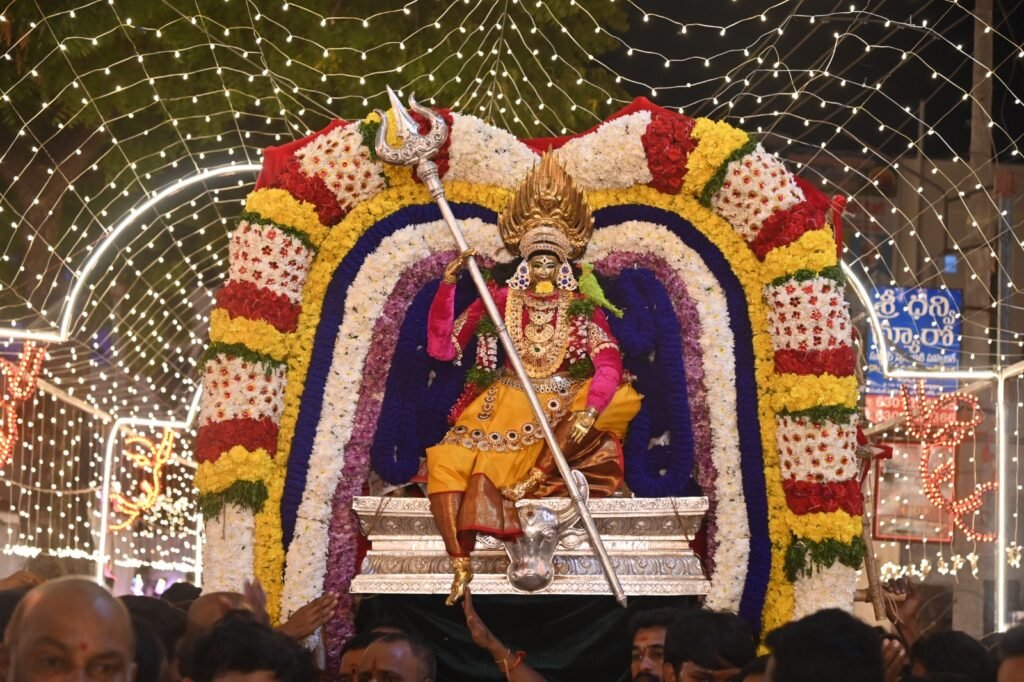 కరీంనగర్‌ మహాశక్తి ఆలయానికి పోటెత్తిన భక్తులు