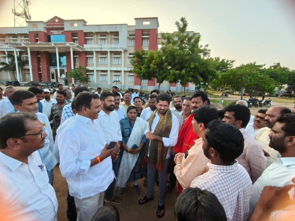 సద్దుల బతుకమ్మ ఏర్పాట్లను పరిశీలించిన కాంగ్రెస్‌ నియోజకవర్గ ఇన్‌చార్జి ప్రణవ్‌