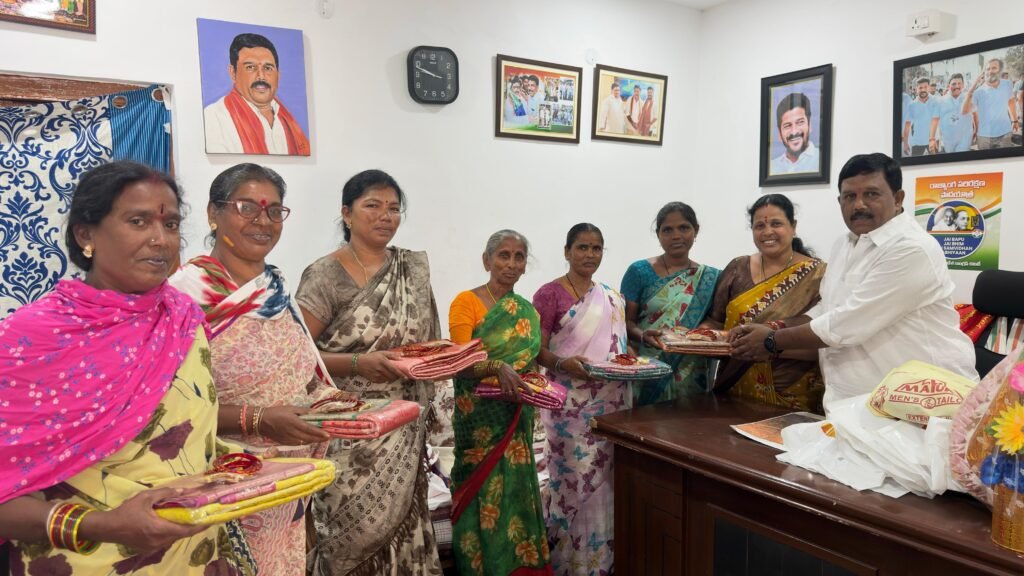 పారిశుధ్య కార్మికులకు పండుగ కానుకగా నూతన వస్త్రాలు