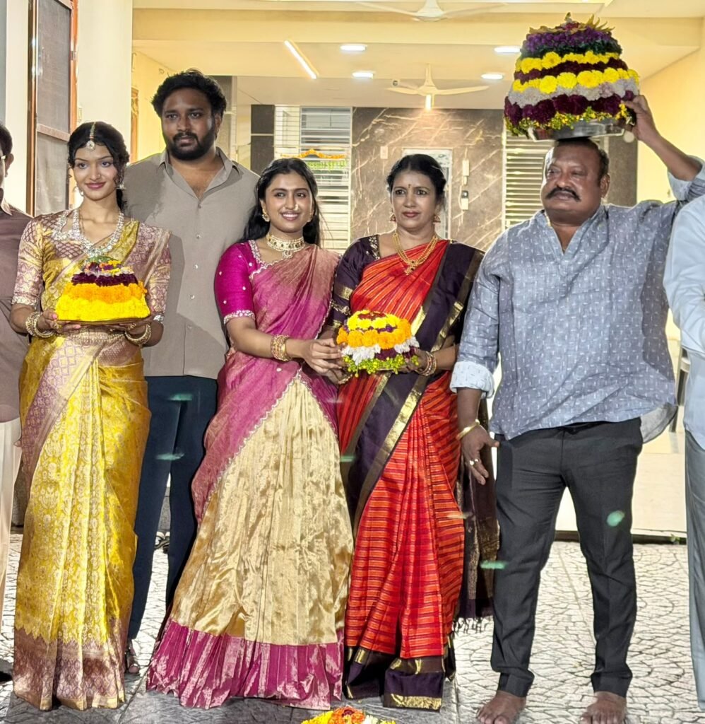 గంగుల కమలాకర్‌ నివాసంలో బతుకమ్మ సందడి