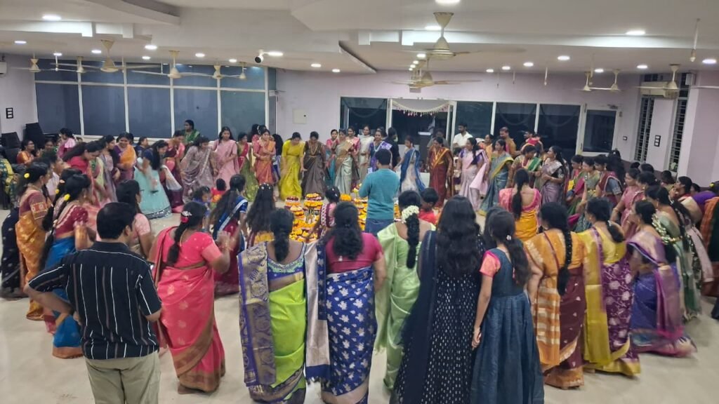 మంకమ్మతోట ఎం.ఆర్. ఆర్యవైశ్య భవన్‌లో బతుకమ్మ సంబరాలు