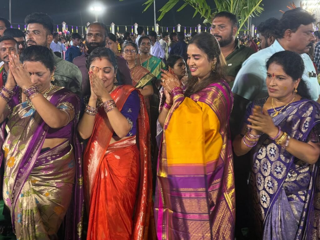 కుటుంబ సమేతంగా సద్దుల బతుకమ్మ వేడుకల్లో పాల్గొన్న ఎమ్మెల్యే పాడి కౌశిక్‌రెడ్డి