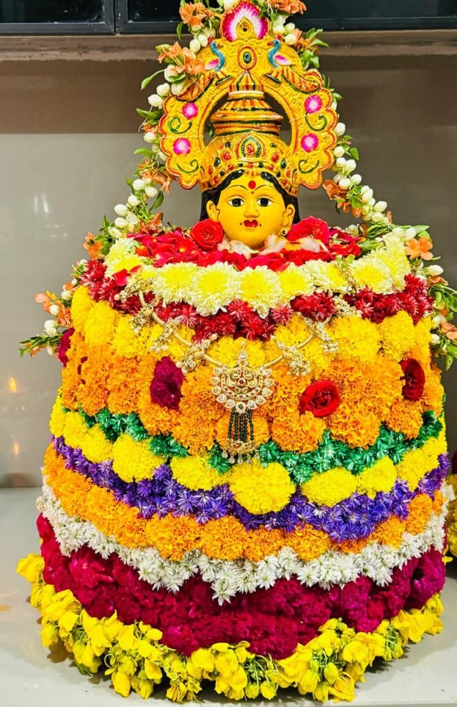 సద్దుల బతుకమ్మ వేడుకల్లో ఆకట్టుకున్న పూల బతుకమ్మలు…
