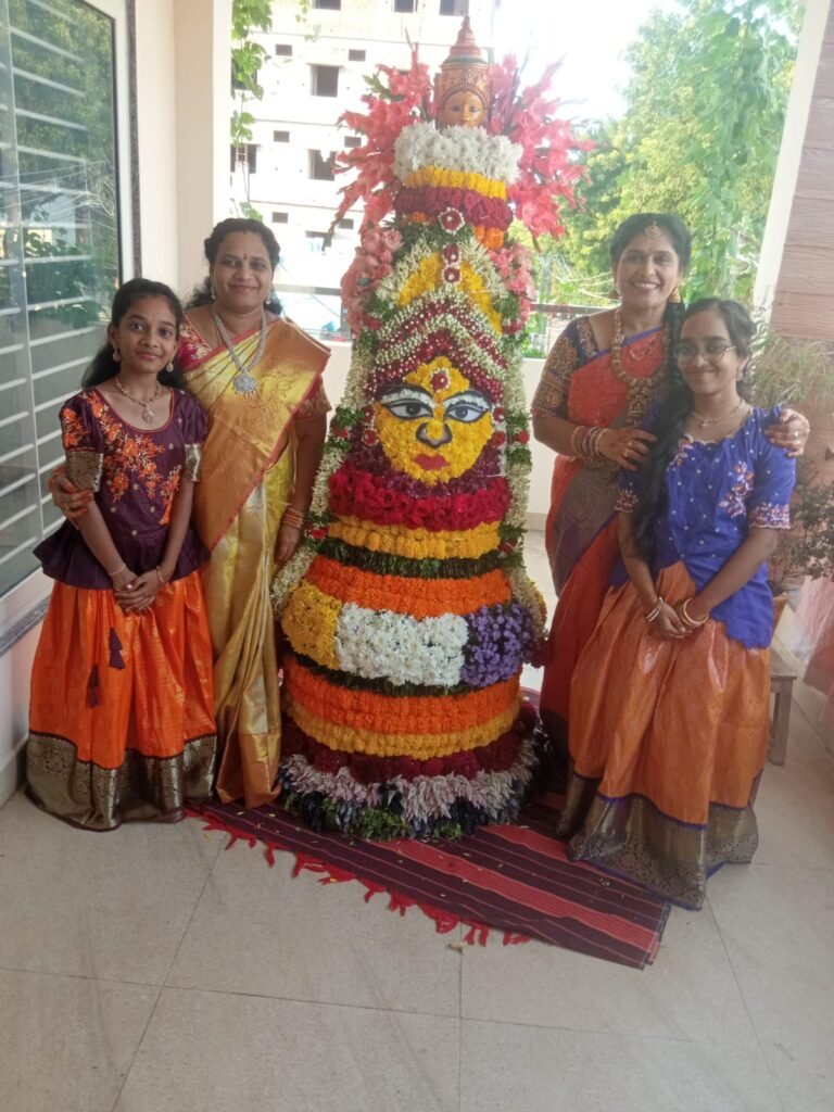 సద్దుల బతుకమ్మ వేడుకల్లో బొడ్ల రామకృష్ణ–నర్మదా దంపతులకు ద్వితీయ బహుమతి