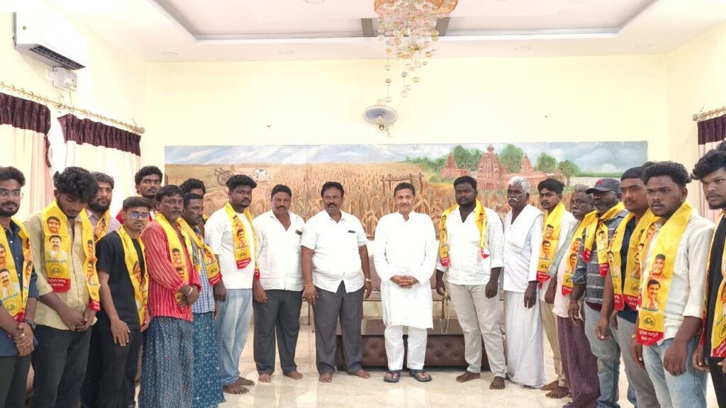 వైసీపీని వీడి టీడీపీలోకి 30 మంది యువకులు