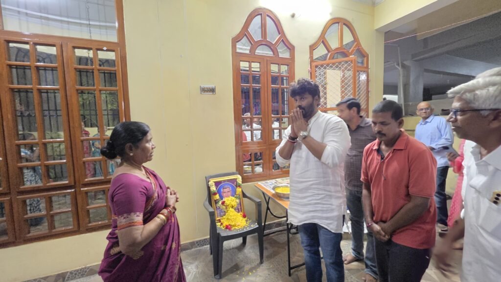 రిటైర్డ్‌ ప్రధానోపాధ్యాయుడు గీట్ల దామోదర్‌ కుటుంబానికి ఎమ్మెల్యే రాజ్‌ ఠాకూర్‌ పరామర్శ