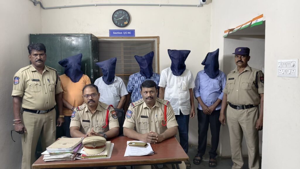 యూనిక్‌ కంపెనీ పెట్టుబడుల మోసం కేసులో ఐదుగురు పట్టివేత