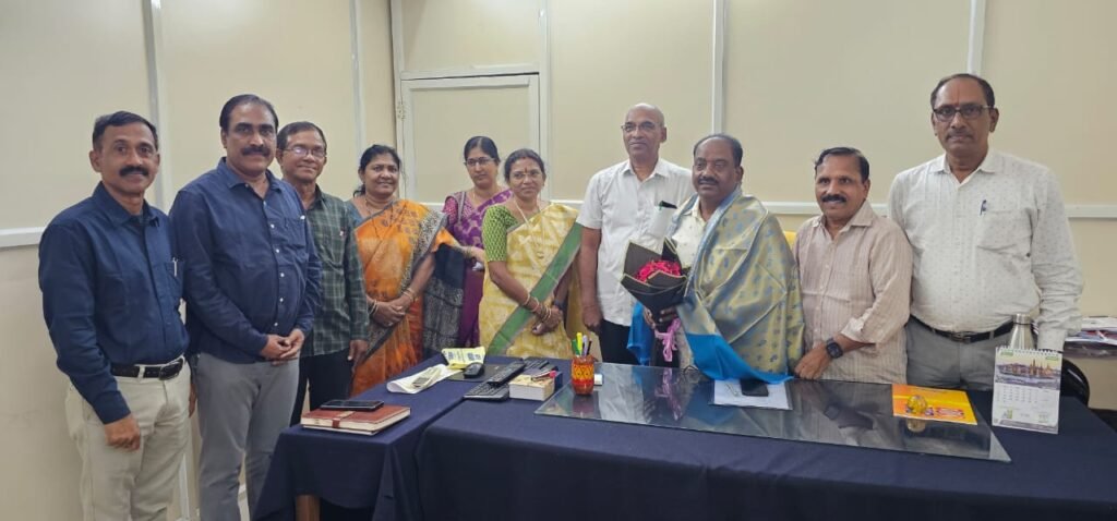 నూతన డీఈఓను కలిసిన టీజీహెచ్‌ఎంఏ ప్రతినిధులు