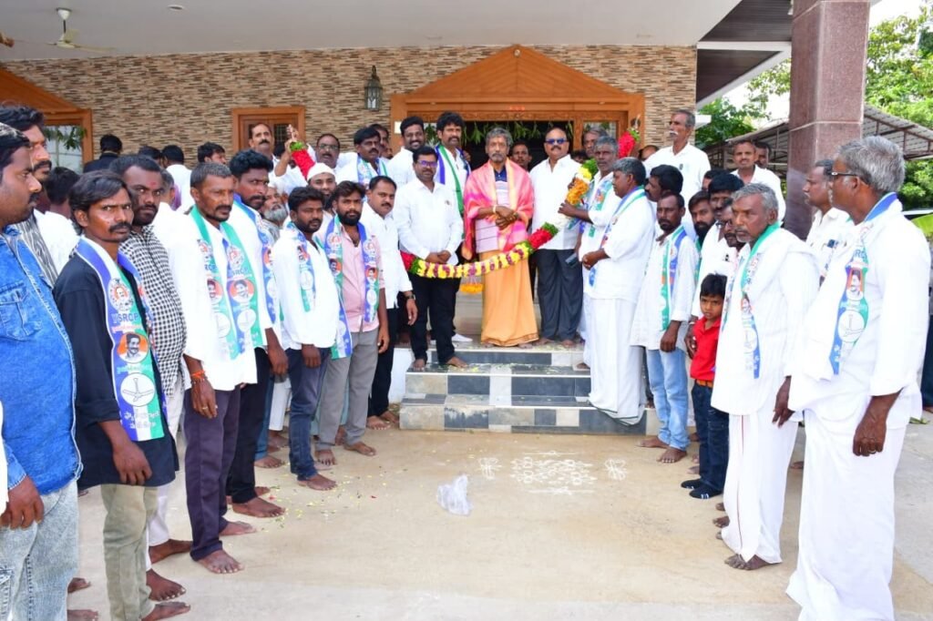 గుట్టపాడులో వైఎస్సార్‌సీపీలోకి టీడీపీ కార్యకర్తలు