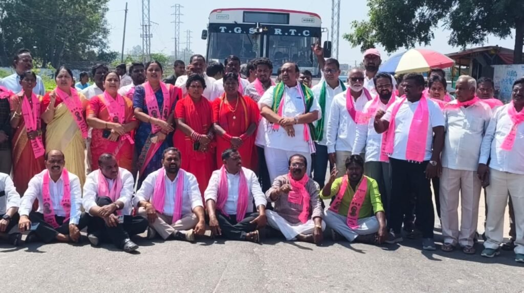 విద్యుత్‌ కోతలను నిరసిస్తూ బీఆర్‌ఎస్‌ ధర్నా